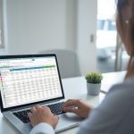 Guia completo de educação financeira mostrando como organizar o dinheiro do zero, com foco em planejamento financeiro, controle de gastos e construção de reserva de emergência.