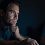 Como criar uma reserva de emergência passo a passo, mostrando organização financeira, cálculo de despesas essenciais e construção de segurança no planejamento financeiro.